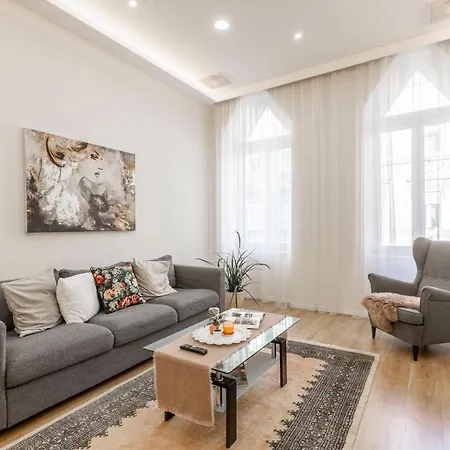 Exclusive Csengery In The Heart Of *