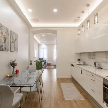 Exclusive Csengery In The Heart Of Apartamento